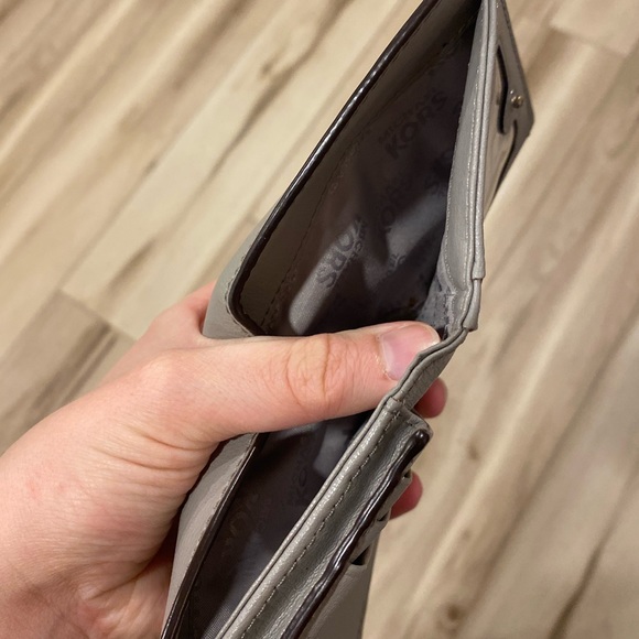 COPY - Michael Kors Wallet - Picture 3 of 4